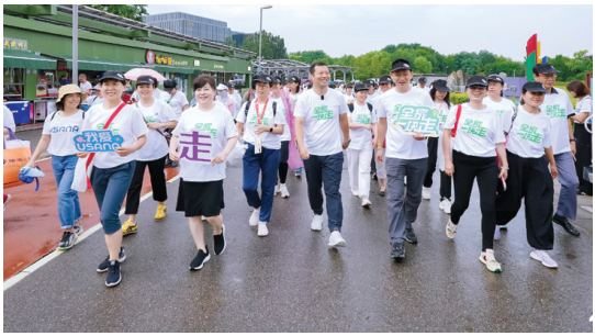 Families on the USANA Family Walk